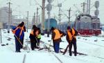 Ninsoarea blochează calea ferată. Vezi ce trenuri au fost anulate. Situaţia actualizată a traficului feroviar