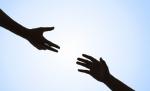 Solidaritatea românilor nu moare, nici măcar în vremuri de criză! Zeci de voluntari ajută oamenii prinşi în nămeţi