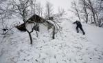 Stare de alertă pentru o a patra localitate din Buzău: Aproape 1.000 de oameni, izolaţi de nămeţi până în cinci metri înălţime