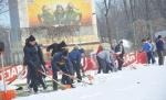 Zeci de rugbişti s-au luat la trântă cu nămeţii şi au deszăpezit spitalele din sectorul 1