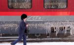 Trei trenuri de călători sunt blocate în judeţul Dolj din cauza zăpezii