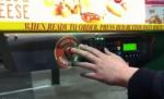 Inedit! Face comandă la restaurant cântând la chitară
