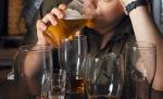 Un tânăr american susţine că a fost bătut, fără motiv, de agenţii de pază ai unui bar din Târgu Mureş