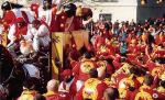 Bătaie cu muniţie zemoasă: Mii de italieni s-au scăldat în sucul a peste 500 de tone de portocale, în cadrul unui festival medieval