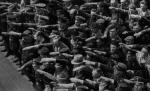 Gestul suprem de curaj, surprins într-o fotografie. I-a sfidat pe NAZIŞTI când se afla în mijlocul lor