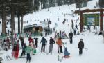Ministrul Turismului anunţă record de turişti în staţiunile montane. Hotelierii se plâng că n-au clienţi