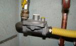 Tot mai multe probleme cu furnizarea de gaze naturale. Zăpada desprinsă de pe acorperişul unui liceu a rupt ţeava de gaze