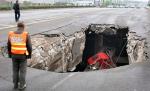 A simţit cum o înghite asfaltul cu tot cu maşină! O groapă imensă, de cinci metri, a apărut "din senin" pe o stradă din Vâlcea