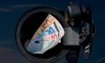 Preţul carburanţilor a atins azi un RECORD ABSOLUT. Află cu cât s-au scumpit benzina şi motorina azi noapte 