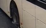 Un autobuz a rămas suspendat în centrul Capitalei după ce a intrat într-o groapă