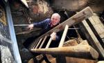 Aveau un monument istoric în casă şi nici măcar nu ştiau. Descoperirea care le-a stricat planurile 