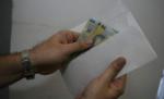 O brăileancă a găsit un plic cu 4.500 de lei pe jos, în timp ce îşi făcea cumpărăturile
