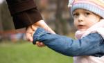 Situaţie aberantă la Arad. A rămas fără indemnizaţie de creştere a copilului din cauza unei datorii de 5 lei 