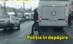 Tu ai fi rămas imediat fără carnet. Şoferii se simt jigniţi de ce face MAŞINA POLIŢIEI în aceste imagini