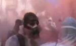 Grecii au uitat de criză şi s-au bătut cu făină colorată