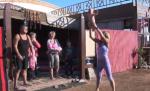 Yoga pentru bebeluşi sau tortură pentru micuţi? O rusoaică aruncă în aer copiii pentru... binele lor