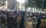 Sute de mineri protestează în faţa sediului Companiei Naţionale a Huilei. Nu vor să renunţe până când cererile nu le vor fi ascultate