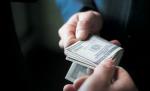 Şpaga te bagă la închisoare. O angajată a Serviciului de Medicină Legală Oneşti, prinsă în timp ce lua mită