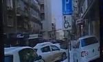 Se întâmplă doar în România: Pietonii nu mai au loc de maşinile parcate pe trotuare