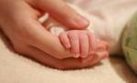 Strigător la cer! Un copil de numai o lună a fost bătut crunt de propria mamă