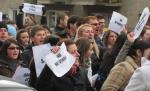 Sute de studenţi de la UMF Târgu Mureş au protestat faţă de propunerea UDMR: "Nu vrem să devenim troc politic!"