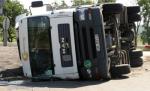 19 tone de suc au inundat un drum din Sălaj, după ce un TIR s-a răsturnat pe şosea. Localnicii au dat o mână de ajutor la strângerea peturilor