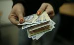 Concubina unui consilier al ministrului M.A.I. a fost reţinută de procurori. Ar fi cerut mită 4.000 de euro