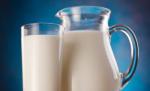 Cum se scumpeşte laptele de 5 ori de la fermieri, până ajunge pe rafturi. În străinătate costă mai puţin ca la noi