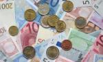 Euro a depăşit maximumul istoric. A fost cotat de către BNR la 4,3783 lei. Cum explică analiştii prăbuşirea