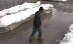 Umilinţă, sărăcie, noroi şi apă. Asta a rămas în casele oamenilor, după topirea zăpezilor. Autorităţile nu le dau nici un ajutor