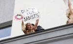 Organizaţia Femen loveşte din nou. Tinere la bustul gol au protestat de pe clădirea Procurorului General din Ucraina