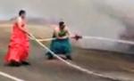 Cele două "graţii" care se luptă cu flăcările. Imagini indecent de amuzante 