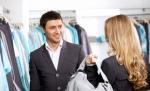Un magazin de pantofi din Malaezia oferă clientelor discounturi şi bărbaţi