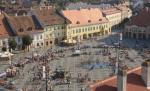 Sibiu. O mână de actori au făcut înviorarea de dimineaţă în Piaţa Mare din oraş