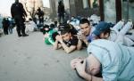 IMAGINI ŞOCANTE de la violenţele de sâmbătă, din Piaţa Victoriei: Jandarmii şi suporterii se acuză reciproc