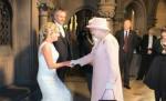 Spărgătoarea de nunţi. Doi tineri din Manchester s-au trezit cu Regina Marii Britanii la nuntă!