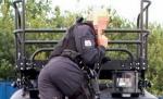 Cum se joacă poliţiştii cu armele din dotare în timpul serviciului. Au fost retrogradaţi din cauza acestei poze