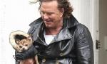 Mickey Rourke a adoptat un maidanez din România şi vrea să facă un adăpost pentru câinii vagabonzi din Bucureşti 