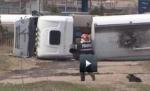 Pericol de explozie la Buzău. O cisternă încărcată cu combustibil s-a răsturnat în apropierea unei benzinării