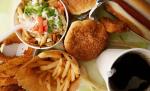 Boala care a băgat în spital mii de români, generată de mâncarea fast-food. Rezultatele surprinzătoare ale unui studiu