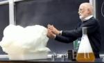 Nu ţi-ai dori un aşa profesor? Metodele inedite prin care un dascăl celebru stă atenţia elevilor