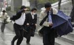 O superfurtună a paralizat vestul Japoniei. Două persoane au murit strivite sub dărâmături şi alte peste 150 au fost rănite