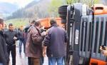 Pericol de EXPLOZIE la Huşi. Un TIR cu azotat de amoniu s-a răsturnat