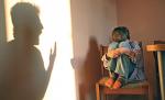 Îngenuncheaţi şi umiliţi de propriul tată. Doi copii au ajuns la spital după ce au fost legaţi şi bătuţi cu sălbăticie