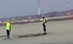 Reparaţii cu mătura şi lopata pe pista unui aeroport din România. Vezi unde