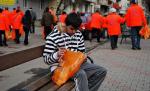 Primăria Ploieşti a împărţit locuitorilor peşte, mălai şi felicitări cu antetul candidaţilor PDL