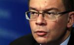 Ungureanu are emoţii în faţa liceenilor. A scăpat medalia pe care trebuia să i-o ofere unei tinere