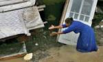 "Ne aşteptăm la ce e mai rău". Apele au transformat în lacuri sute de gospodării şi terenuri agricole