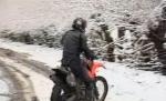 Prinţul Harry, surprins la plimbare cu motorul pe dealurile din Covasna