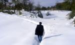 Satul care sfidează legile naturii. În mijlocul primăverii, zeci de oameni sunt izolaţi de lume din cauza zăpezilor